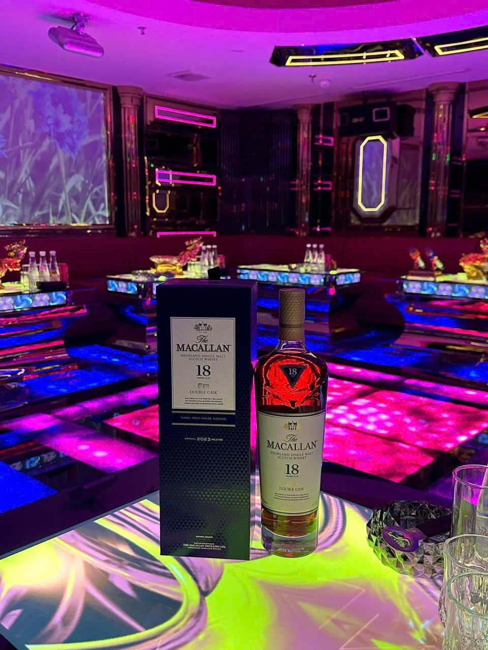 Chi tiết ánh sáng và vật liệu trong phòng Karaoke Raptor