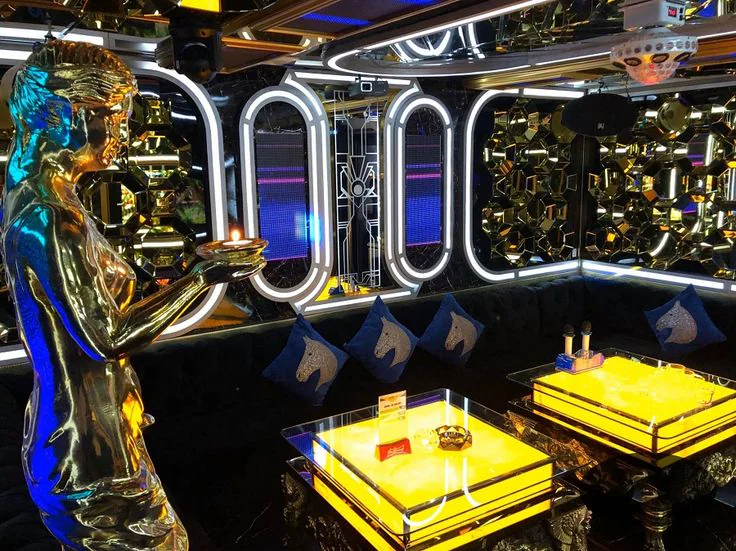 Phòng VIP Karaoke Raptor với tượng trang trí, ghế ngồi và ánh vàng
